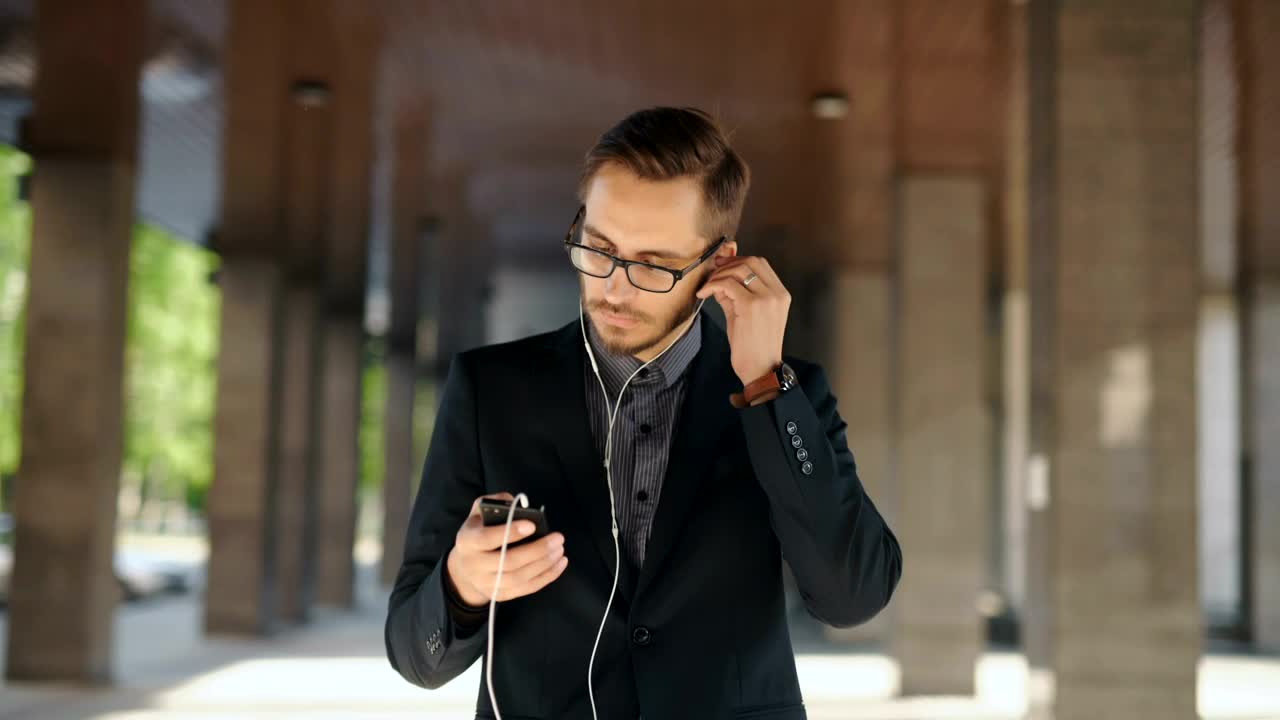 Video Stock Businessman Listen To Music From His Cellphone Live Wallpaper For PC - Free Download