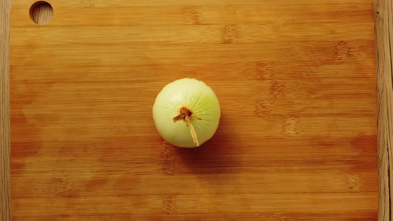 Video Stock Chopping Up An Onion Live Wallpaper For PC - Free Download