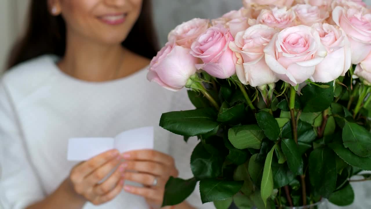 Free Stock Video Woman Happy To Receive A Bouquet Of Flowers Live Wallpaper - Free Download