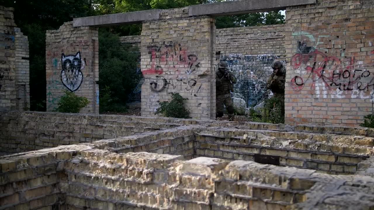 Free Video Stock Soldiers Checking Corners Live Wallpaper - Free Download