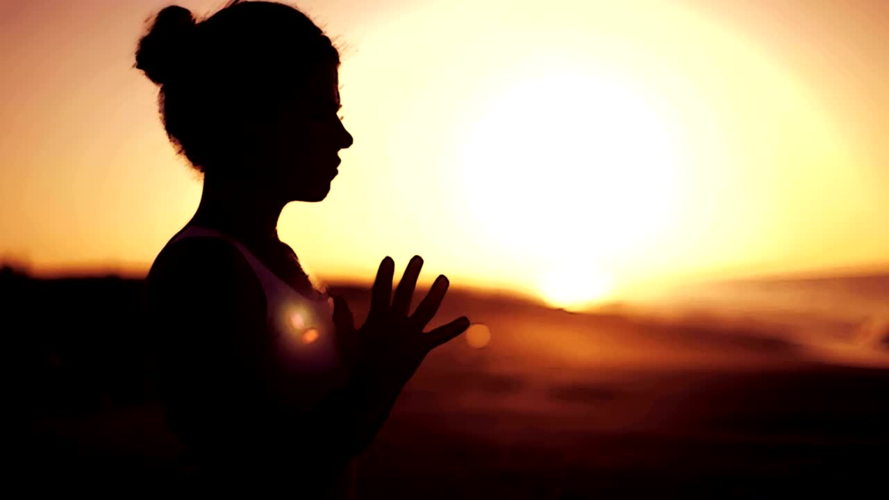 Free Video Stock the silhouette of a woman at sunrise Live Wallpaper - Free Download