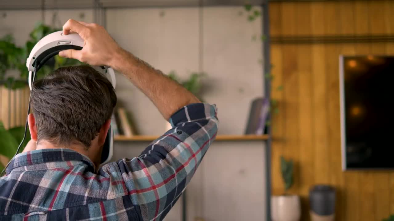 Stock Video Man Using Virtual Reality Glasse Animated Wallpaper - Free Download
