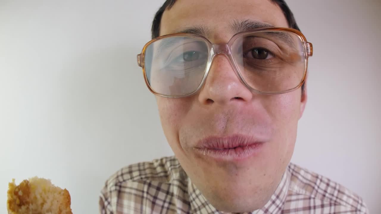 Stock Video Nerdy Man Eating Portrait Live Wallpaper - Free Download