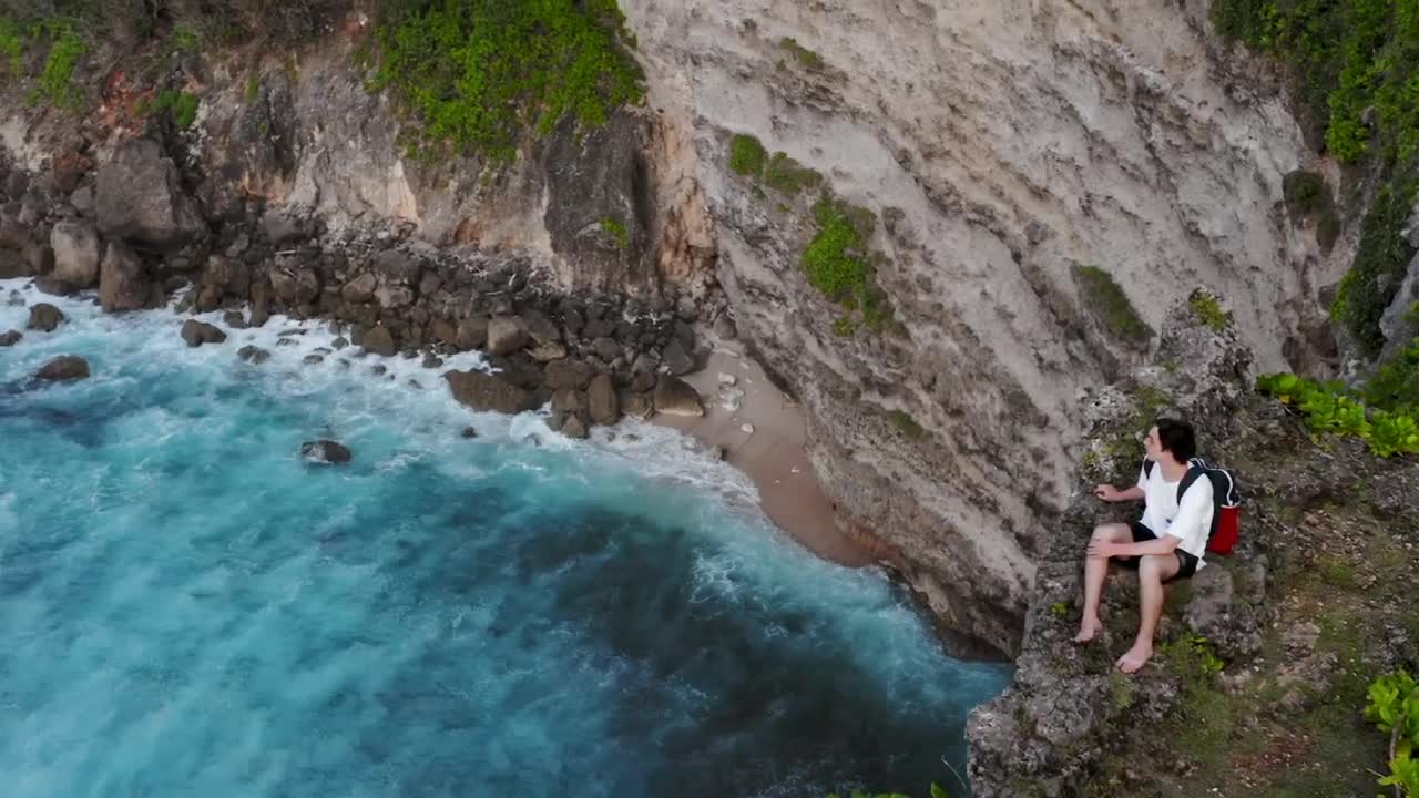 Free Stock Video Young Wanderlust Sees The Ocean From A Cliff Live Wallpaper - Free Download