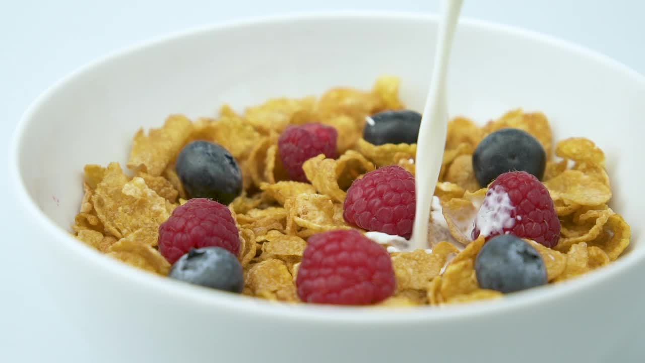 Video Stock Pouring Milk To A Bowl With Cereal And Blackberries Live Wallpaper Free - Free Download
