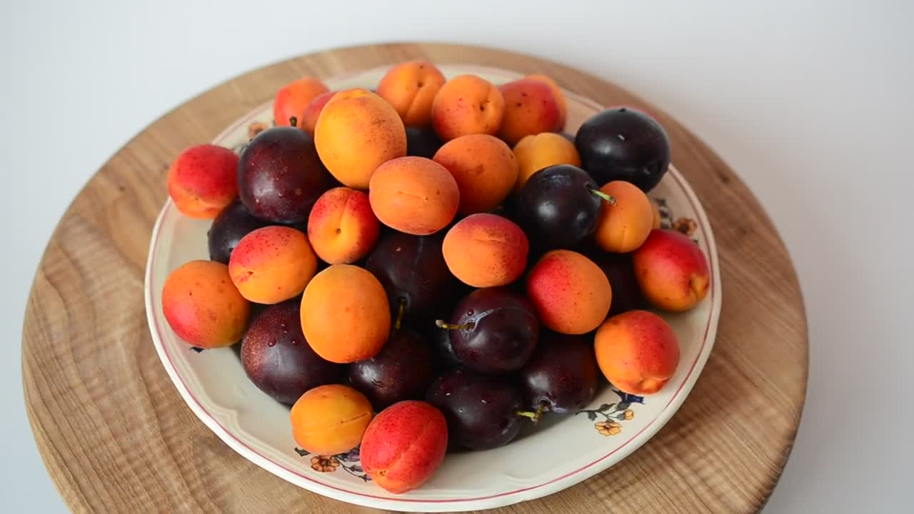 Video Stock Presentation Of Grapes And Small Peaches Live Wallpaper Free - Free Download