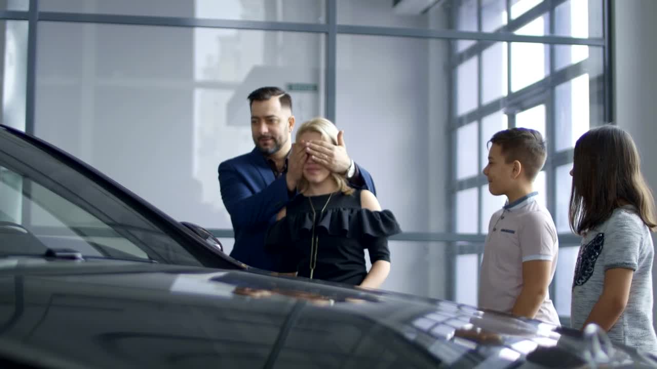 Stock Video Family Buying A New Car In The Dealership Live Wallpaper For PC - Free Download