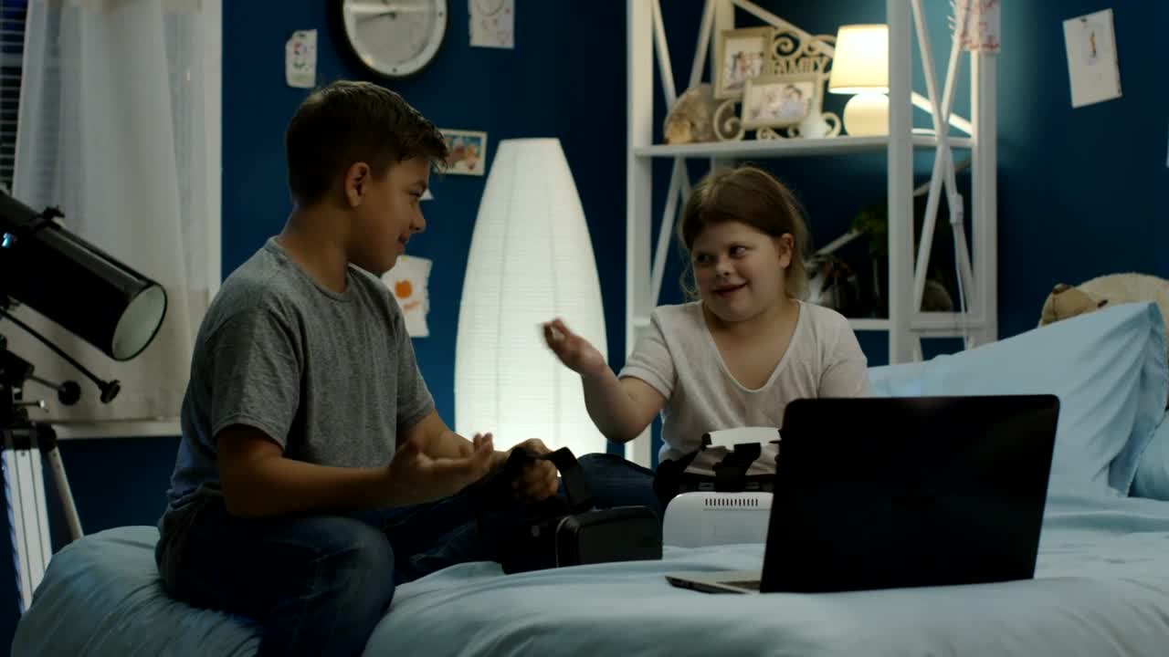 Stock Video Kids Playing With Vr Technology In The Bedroom Animated Wallpaper - Free Download