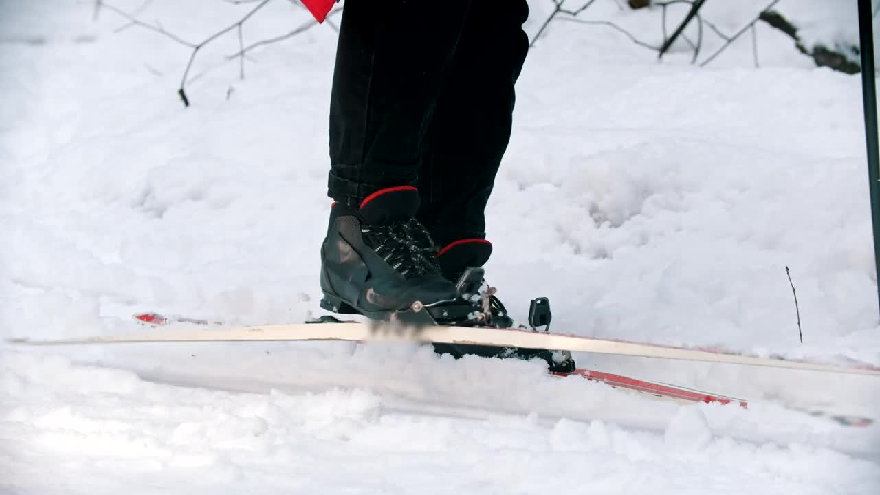 Stock Video Person On Snow Taking Off Skis Live Wallpaper - Free Download