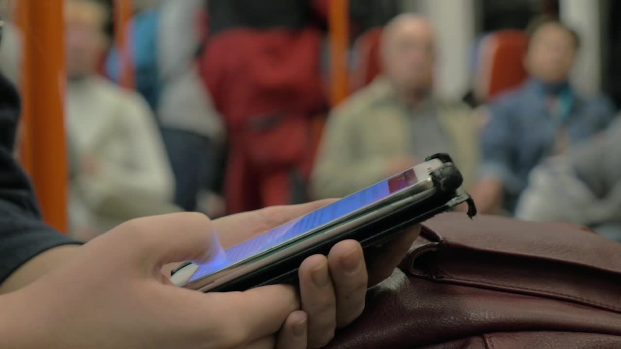 Free Video Stock surfing the internet while on a bus Live Wallpaper - Free Download