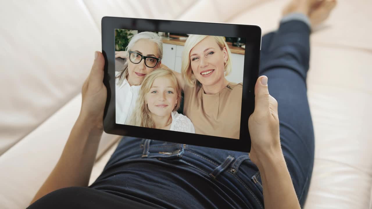 Free Stock Video Screen View Of Family Waving Hello On Tablet Live Wallpaper - Free Download