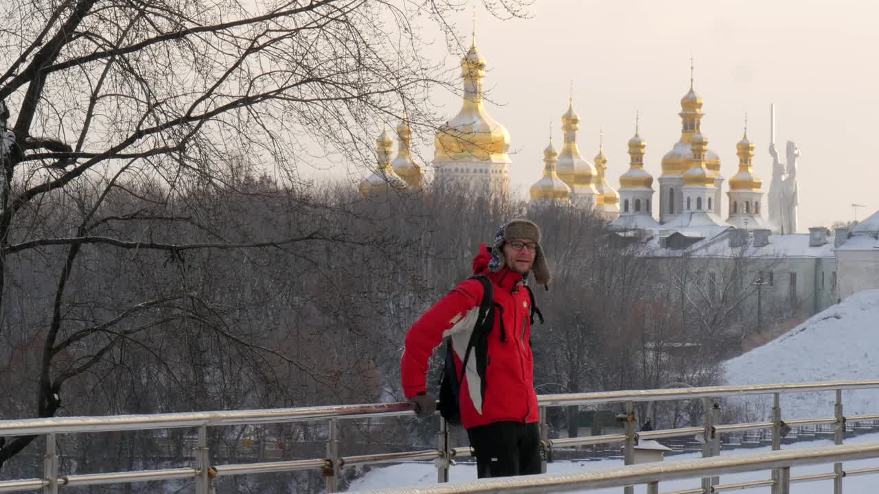 Stock Video Man On A Bridge In A Snowy Cit Animated Wallpaper - Free Download