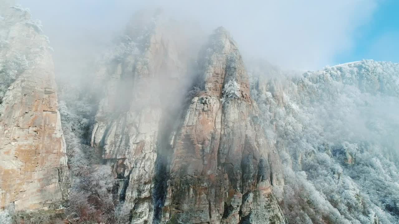 Stock Video Mist Covering A Snow Topped Mountai Animated Wallpaper - Free Download