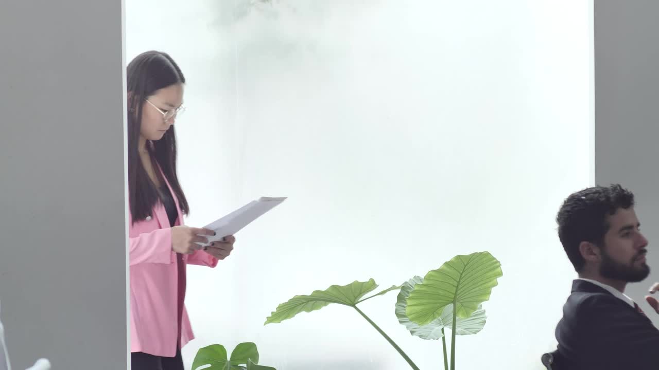 Free Stock Video Woman Reviews The Jobs Of A Couple Of Employees In Live Wallpaper - Free Download