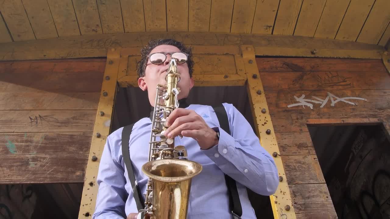 Free Stock Video Urban Saxophonist Playing On The Street Low View Live Wallpaper - Free Download