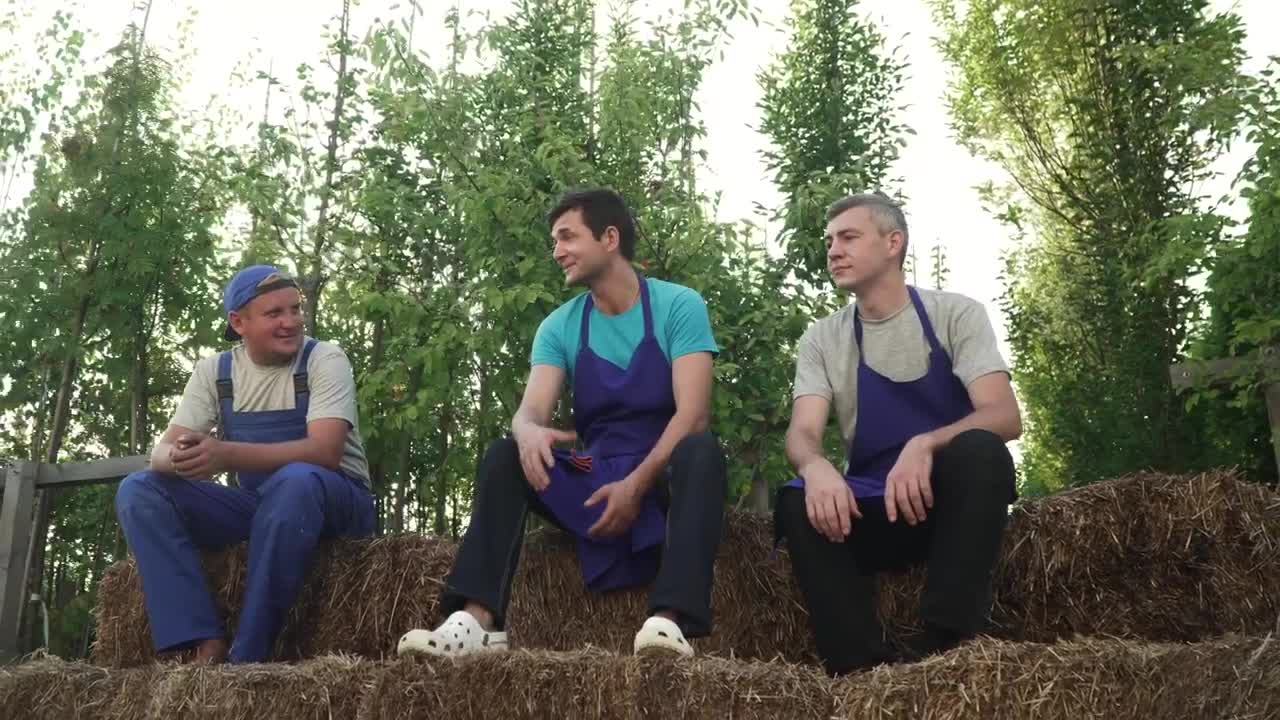 Stock Video Farming Workers Taking A Break Live Wallpaper For PC - Free Download