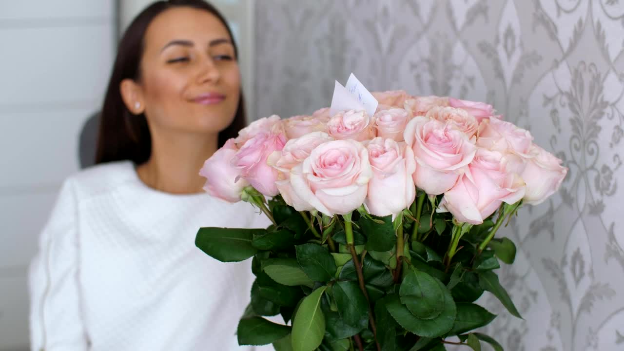 Free Stock Video Woman Reads The Note On Her Bouquet Live Wallpaper - Free Download