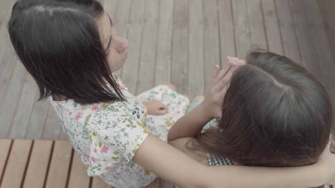Free Stock Video Sad Girl Comforted By Her Best Friend Live Wallpaper - Free Download