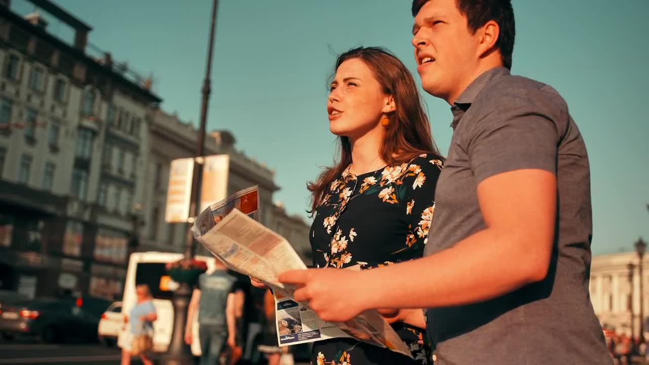 Stock Video Lovers With A Map In The Middle Of The Street Animated Wallpaper - Free Download