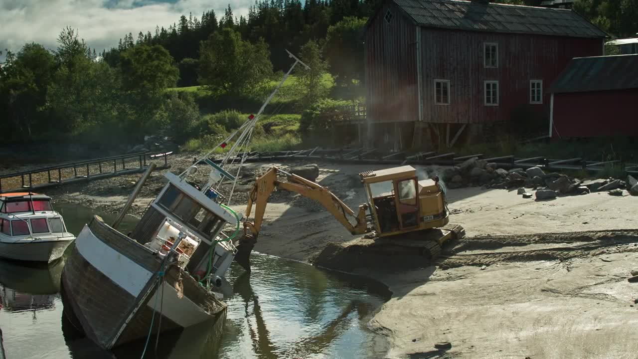 Stock Video Excavator Trying To Refloat A Boat Live Wallpaper For PC - Free Download