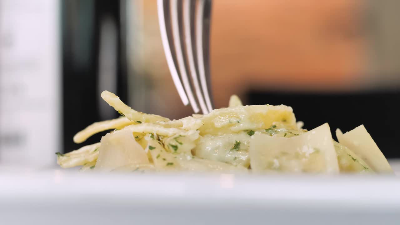 Stock Video Eating Fettuccine Live Wallpaper For PC - Free Download
