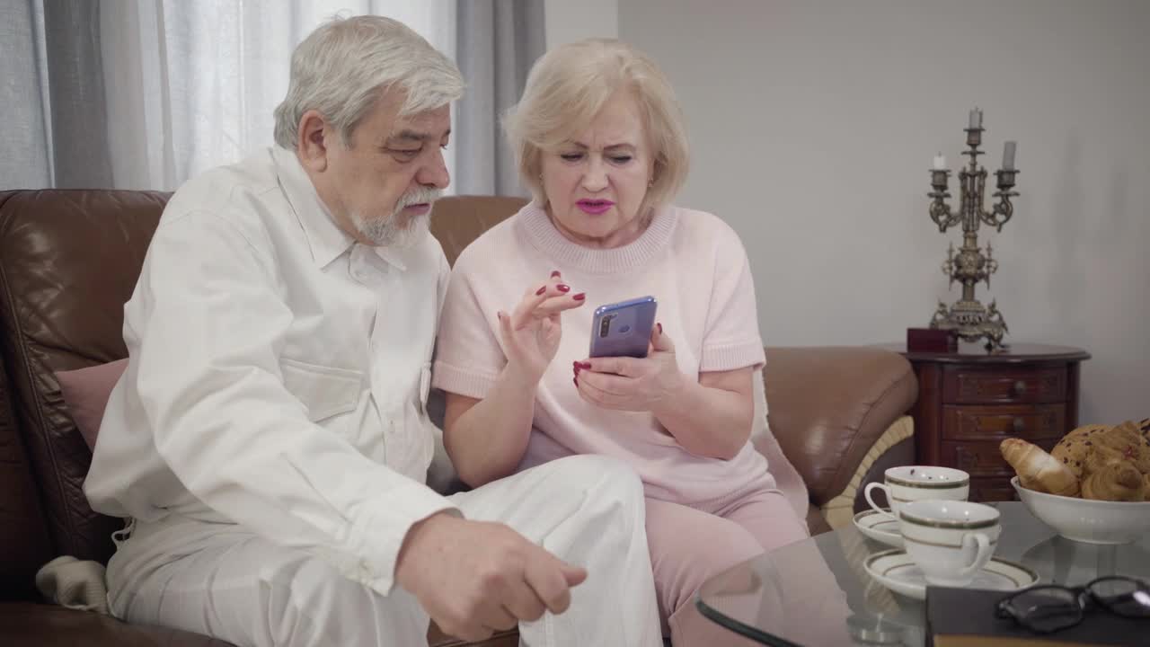 Stock Video Grandmother Teaches Her Husband How To Use A Phone Live Wallpaper For PC - Free Download