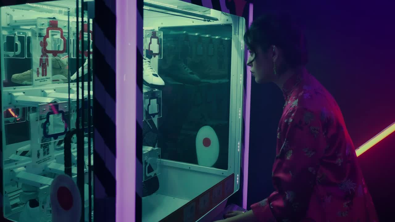 Stock Video Girl In A Fancy Kimono Playing In An Awards Arcade Live Wallpaper For PC - Free Download