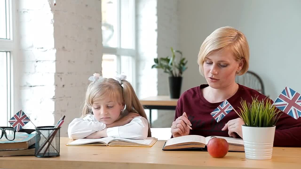 Free Video Stock teacher gets little girl interested in learning Live Wallpaper - Free Download
