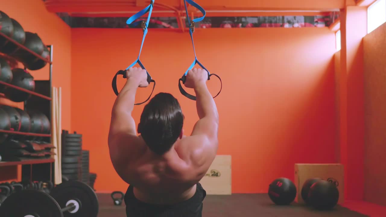 Free Video Stock Strong Man Doing Reps In A Gym Live Wallpaper - Free Download