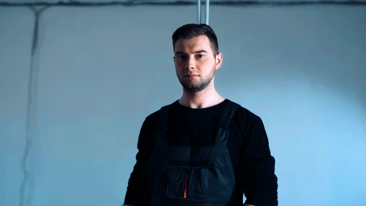 Stock Video Man Putting On Protection And Taking A Sa Animated Wallpaper - Free Download