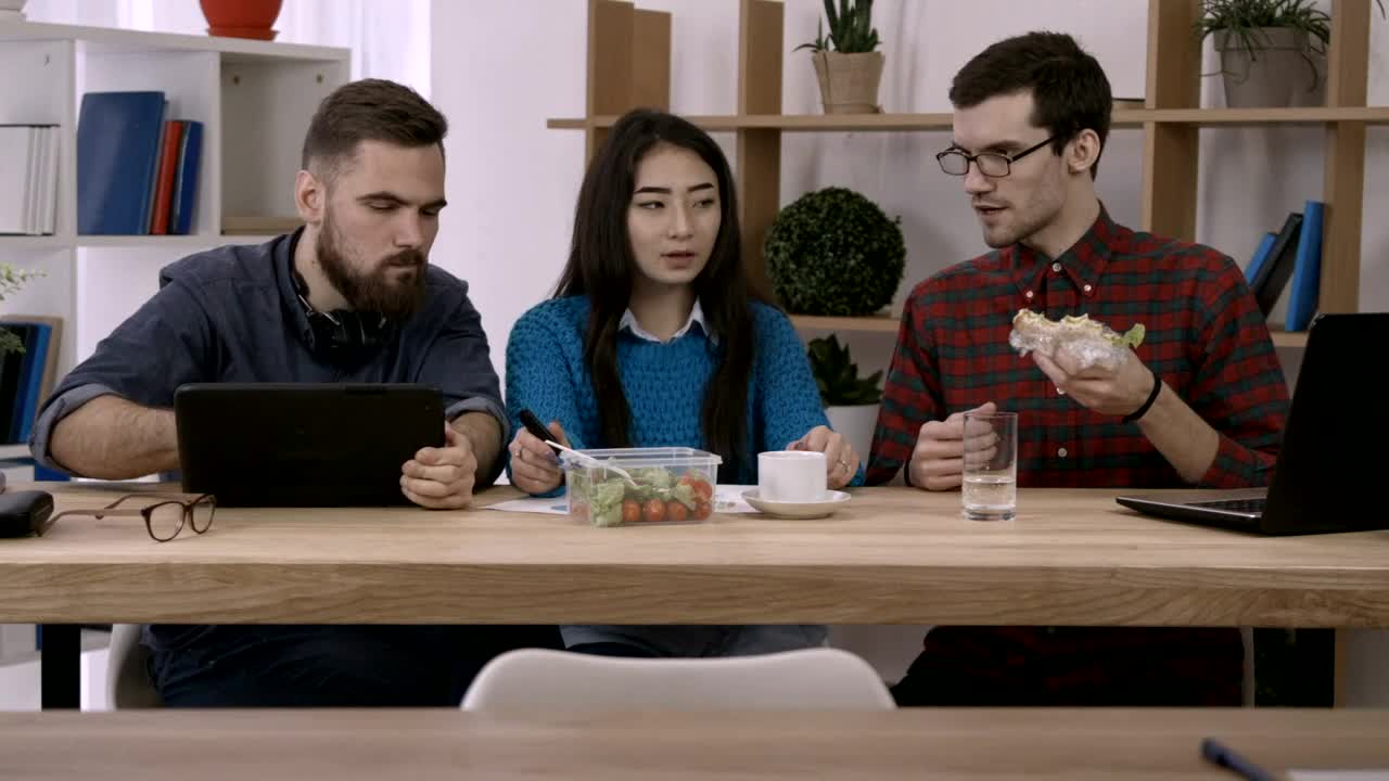 Stock Video Having A Working Lunch In The Office Animated Wallpaper - Free Download