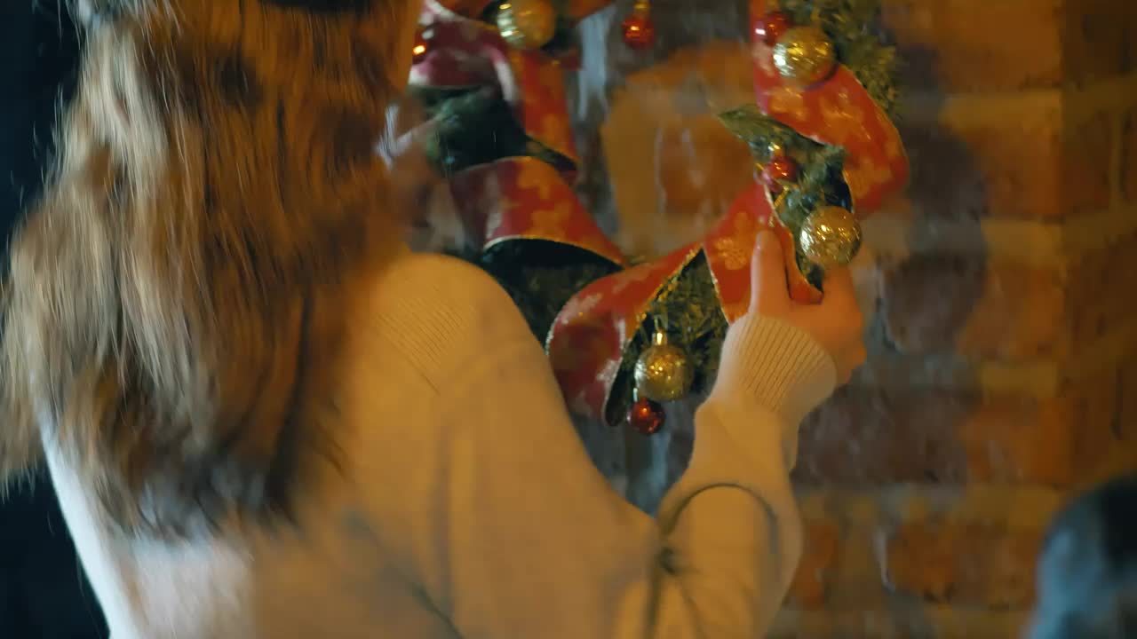 Free Stock Video Woman Placing A Christmas Wreath On A Wall In Her Live Wallpaper - Free Download