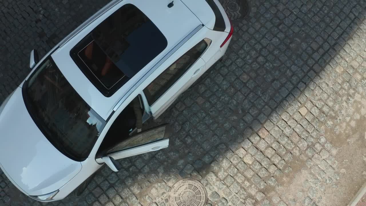 Video Stock Pulling Someone Out Of A Car Live Wallpaper Free - Free Download