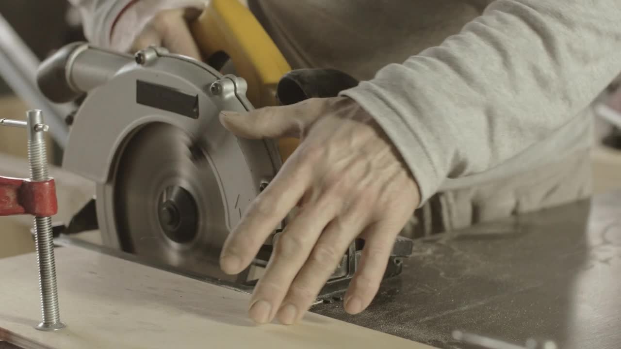 Video Stock Carpenter Cutting Through Wood Live Wallpaper For PC - Free Download