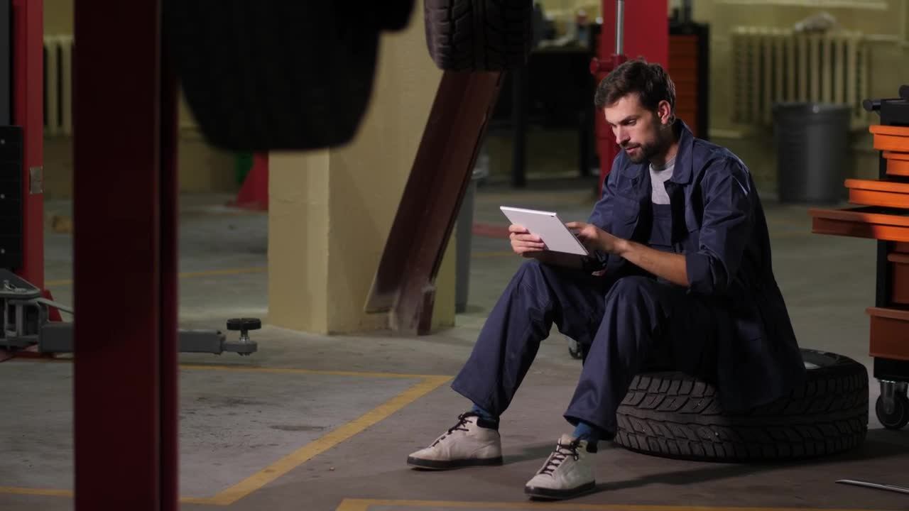 Free Video Stock technician in a mechanical workshop using a tablet Live Wallpaper - Free Download