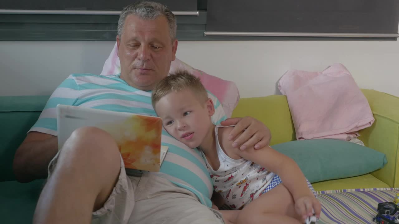 Stock Video Grandfather Sharing A Video Live Wallpaper For PC - Free Download