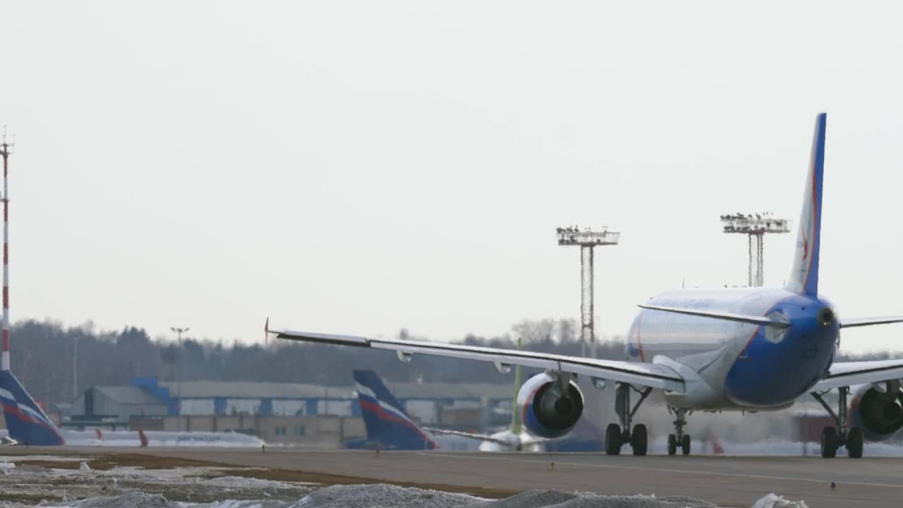 Video Stock Plane Moving Around An Airport Live Wallpaper Free - Free Download
