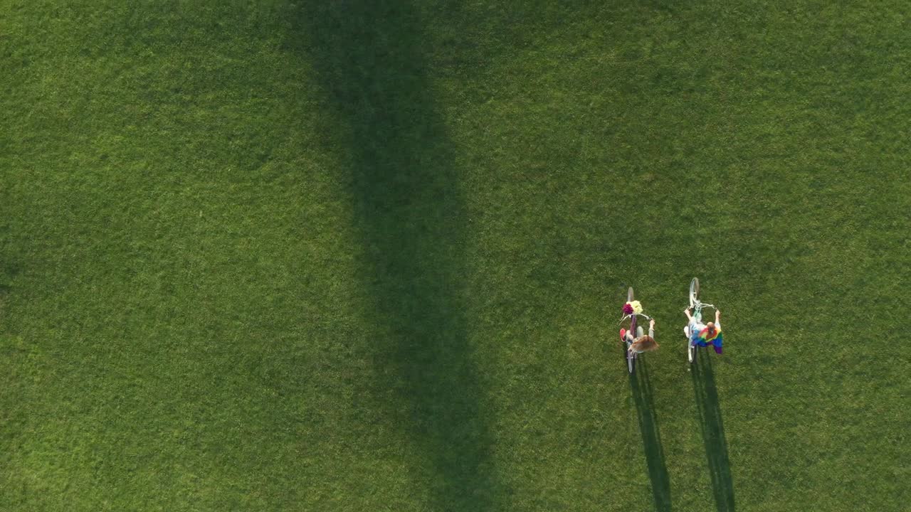Stock Video Couple Riding Bikes In The Park Live Wallpaper For PC - Free Download
