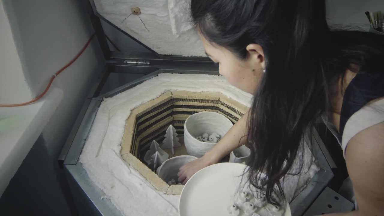 Video Stock Putting Ceramic Clay Objects In The Oven Live Wallpaper Free - Free Download