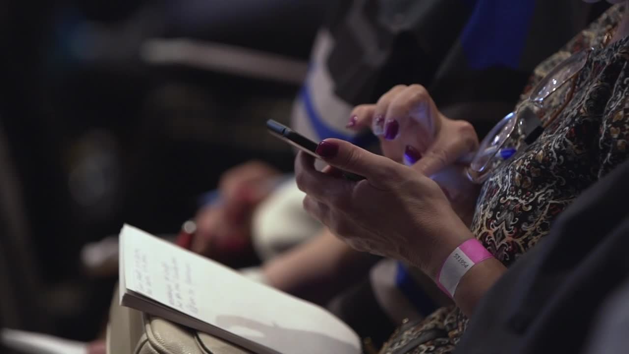 Free Stock Video Scrolling Through A Phone During A Lecture Live Wallpaper - Free Download