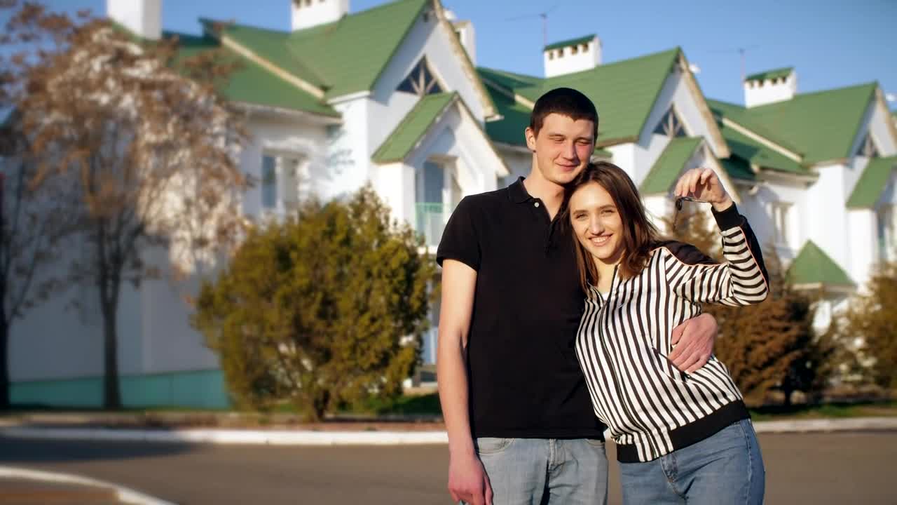 Stock Video Happy Couple Shows The Keys To Their New House Animated Wallpaper - Free Download
