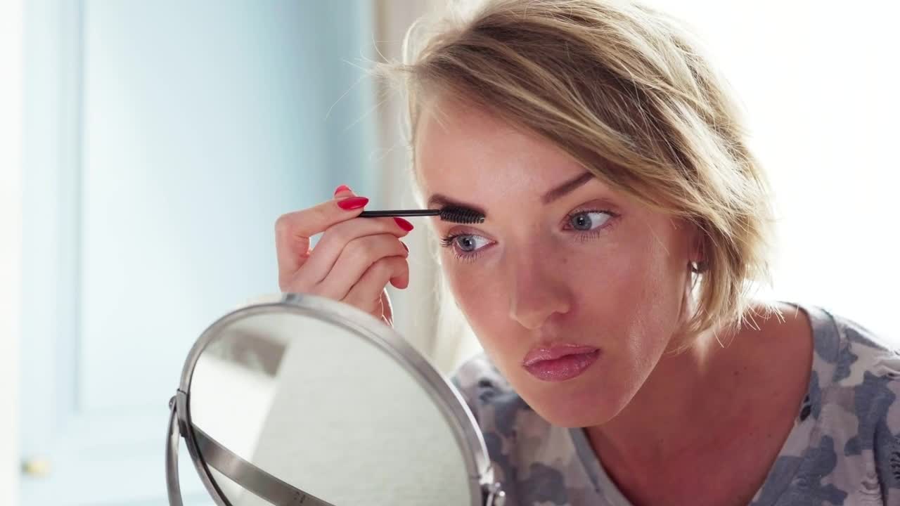 Stock Footage Woman Applying Mascara Live Wallpaper - Free Download