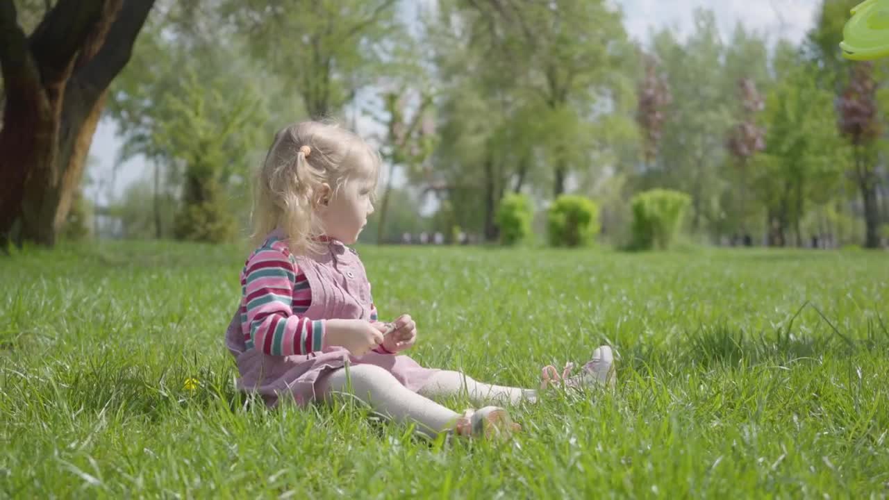 Free Video Stock Small Girl Sitting In Grass And Pointing Live Wallpaper - Free Download