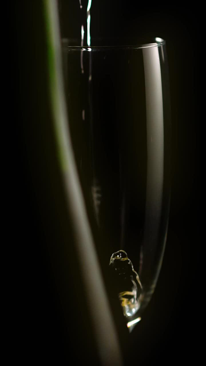 Video Stock Pouring Champagne Into A Glass Goblet On A Dark Background Live Wallpaper Free - Free Download