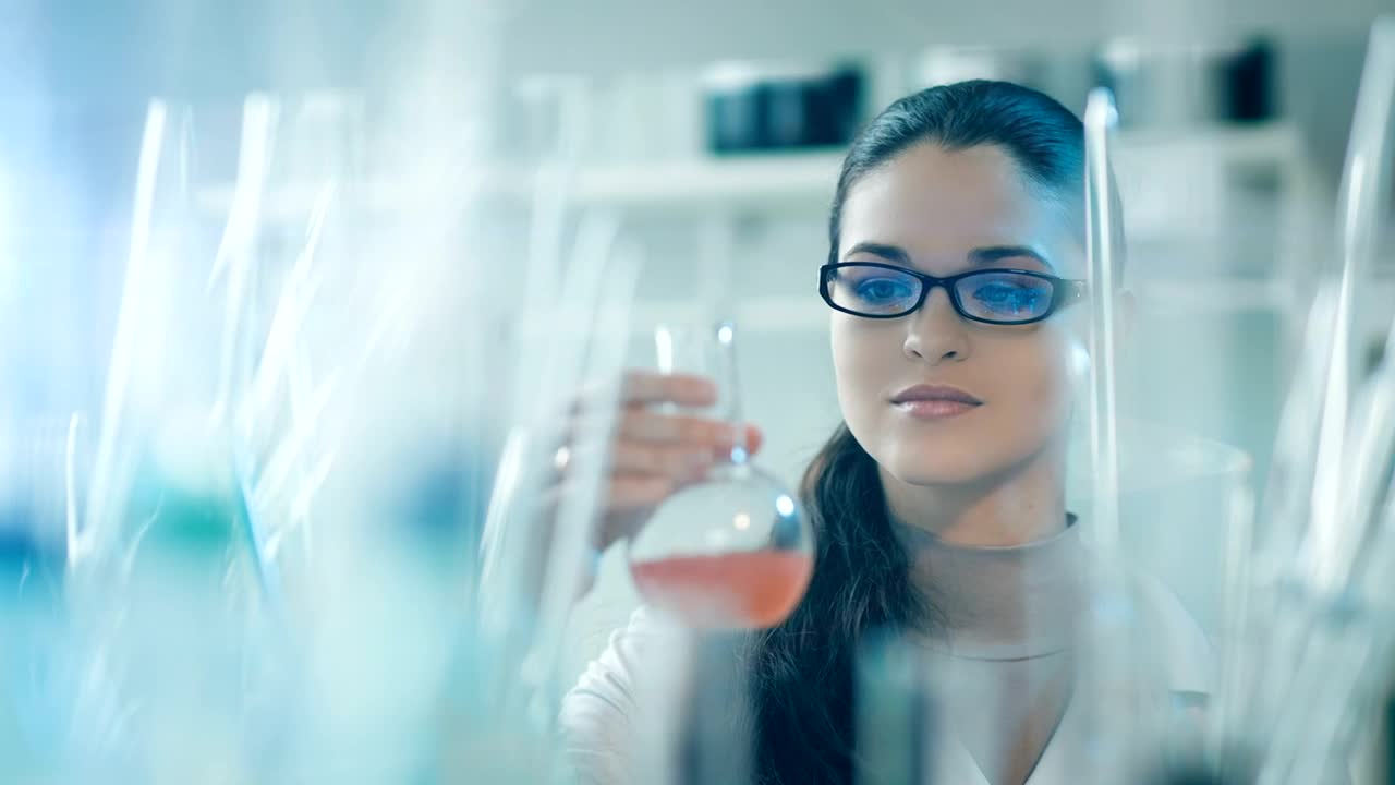 Free Stock Video Scientist Looks At A Liquid In A Conical Flask Live Wallpaper - Free Download