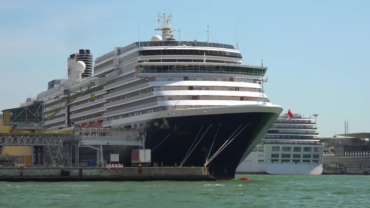 Stock Video Cruise At The Dock Live Wallpaper For PC - Free Download