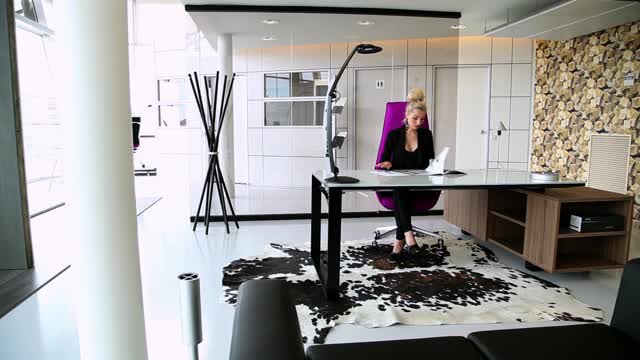 Free Stock Video Woman Working In A Large Office Smalllive Wallpaper - Free Download