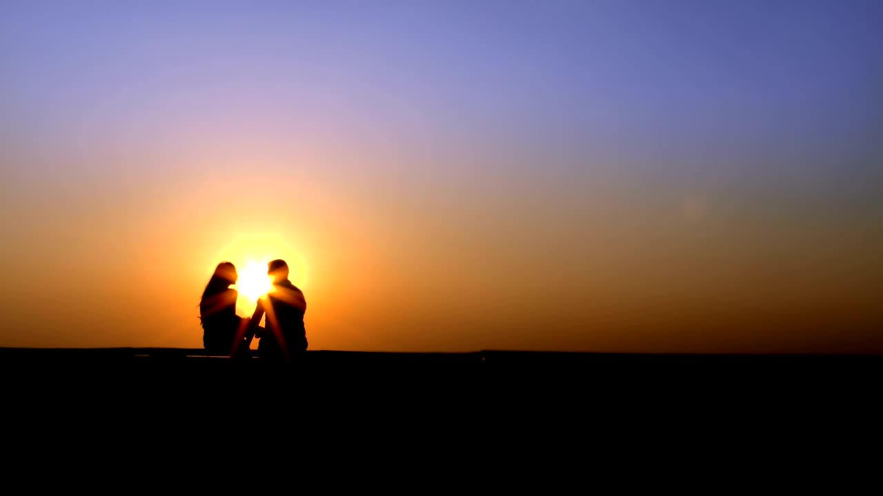 Free Stock Video Silhouette Of Lovers Chatting On The Skyline At Sunset Live Wallpaper - Free Download