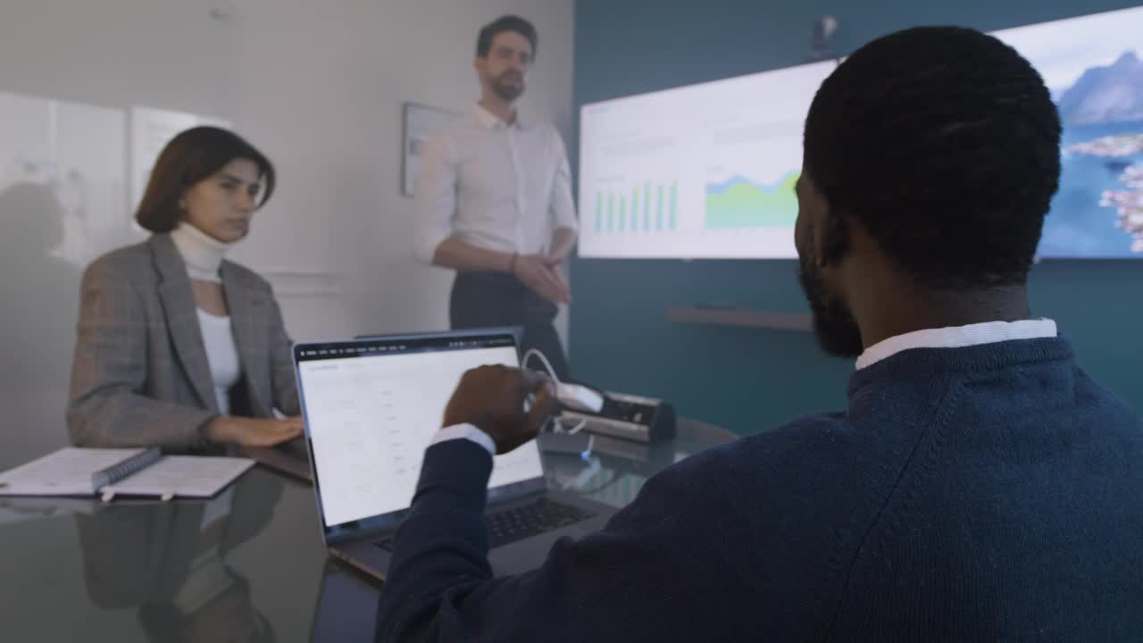 Video Stock Presentation In A Business Meeting Room Live Wallpaper Free - Free Download