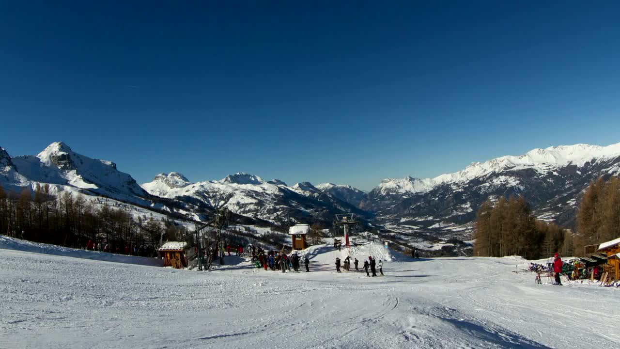 Free Video Stock Skiers On The Mountain Live Wallpaper - Free Download